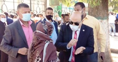 محافظ أسوان يوجه مسئولى مكتب بريد كورنيش النيل بتنظيم دخول المواطنين