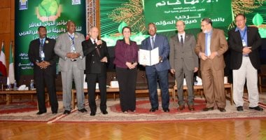 جامعة أسيوط تكرم أطباءها وقياداتها الإدارية بختام مؤتمر "التحديات والحلول"