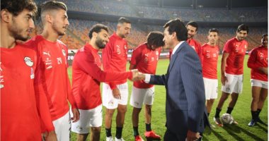ضحكة البدرى وسلام كورونا بين الوزير ومحمد صلاح فى تدريب المنتخب