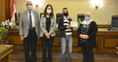 محافظة الجيزة تحتفل بمحو أمية 17 شاب من ذوى الهمم