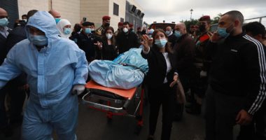 لحظة وصول جثمان صائب عريقات لأحد مستشفيات رام الله.. صور