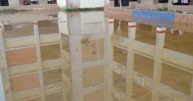 استجابة لسيبها علينا.. الجيزة توجه بشفط مياه الأمطار المحاصرة لمدرسة بأبو النمرس