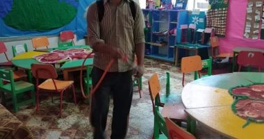 مدرس يشارك فى تعقيم وتطهير مدرسة كفر المنصورة بالغربية.. صور 