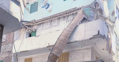 طقس الإسكندرية الآن.. انهيار شرفة عقار بالعجمى.. صور