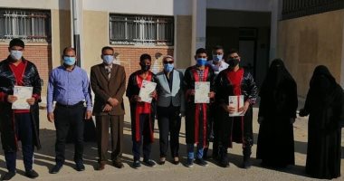 صور .. تكريم أول دفعة لخريجى التلمذة الصناعية بمدرسة التربية الفكرية بالغردقة