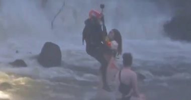 الأجازة باظت.. شاهد عملية إنقاذ زوجين بأحد أنهار أستراليا