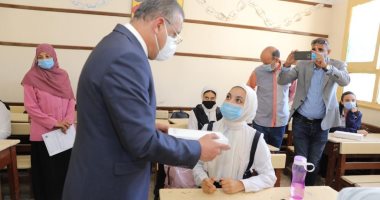 محافظ سوهاج يسلم أجهزة "التابلت" لطلاب الصف الأول الثانوى