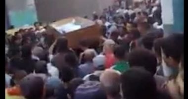 لحظة تشييع أهالى قرية الروادة بالمنزلة جثمان الطفلة جنى ضحية التعذيب..فيديو