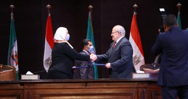 الخشت يهدى وزيرة التضامن درع تكريم جامعة القاهرة.. صور