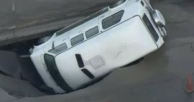 السوشيال ميديا توثق حادث سيارة في لبنان.. الأسرة تلقى حتفها ونجاة طفلة