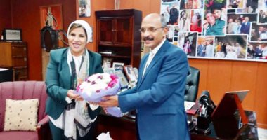 بالصور.. عميد كلية "دار العلوم" وأعضاء المجلس يهنئون صبورة السيد بفوزها فى مجلس النواب