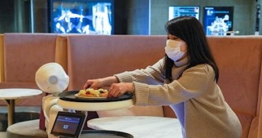 طاه آلى يقدم الطعام فى مدرسة صينية لتقليل خطر الإصابة بكورونا