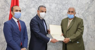 محافظ سوهاج يكرم رئيس مركز ومدينة سوهاج لبلوغه السن القانونية 