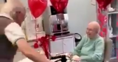 فتاة تنشر فيديو مؤثر لجدتها بعد انتقالها لدار رعاية للعيش مع زوجها.. فيديو