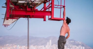 مراهق يتسلق رافعة بناء على ارتفاع أكثر من 182 مترأ بإسبانيا.. فيديو وصور