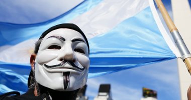 احتجاجات واسعة فى الأرجنتين ضد الحكومة بالكمامات والأعلام وقناع فانتديتا.. صور