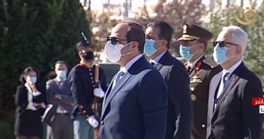 الرئيس السيسى يضع إكليلا من الزهور على نصب الجندى المجهول فى أثينا