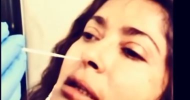 سلمى حايك أثناء إجراءها أكثر من مسحة طبية بخصوص كورونا.. فيديو