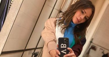 فكتوريا بيكهام تستعرض لياقتها البدنية أثناء عملها من المنزل