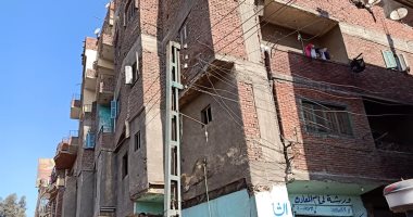 إخلاء منزل متصدع بمنطقة السفاينة فى طوخ تمهيدا لإزالته.. صور