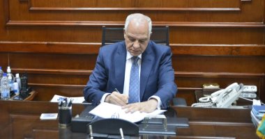 محافظ الجيزة يعتمد حركة ترقيات لـ 820 موظف بالديوان العام و الأحياء والمراكز والمدن