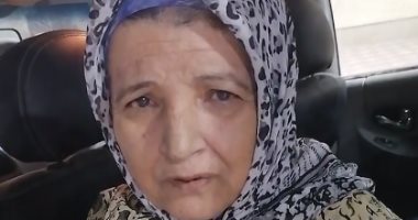 قلبى على ولدى انفطر..تفاصيل واقعة السيدة القعيدة من الإهانة والزحف إلى المناشدة والبكاء..أبكت الجميع بعد إجبارها على الزحف بالسلم وبكت أمام مركز الشرطة للإفراج عنه..وتؤكد:كان بيهزر معايا وبنتى اللى نشرت الفيديو