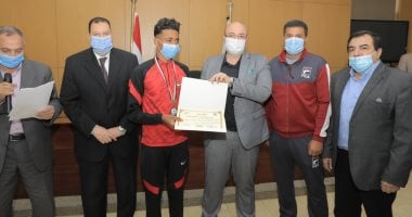 محافظ بنى سويف يُكرم طلائع مشروع "أولمبياد الطفل المصرى"