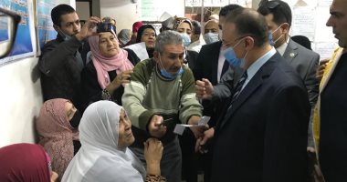 محافظ الإسكندرية يشدد على حل مشكلة التزاحم بمكتب تأمينات الدخيلة.. صور