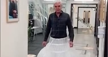 مذيع بريطاني يدخل الاستوديو مرتديا تنورة لتحقيق التباعد بسبب كورونا.. فيديو