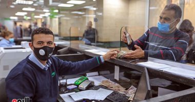 صور.. إقبال كبير  على مكاتب البريد لشراء كراسات شروط شقق الإسكان
