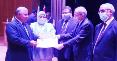 نائب وزير التربية والتعليم يكرم وكيل كفر الشيخ و3 مدارس فنية .. صور