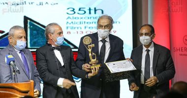 عزت العلايلي يتسلم تمثال عروس البحر وكارول سماحة تتسلم درع لبنان بمهرجان الإسكندرية السينمائي