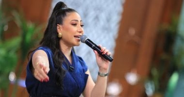 بوسى تبدأ حلقة برنامج معكم مع منى الشاذلى بأغنية "واحدة"