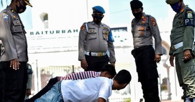 النوم فى تابوت أو تمارين الضغط..عقوبات عدم ارتداء الكمامة بإندونسيا.. فيديو 