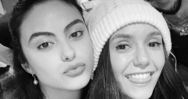 نينا دوبريف تخطف الأنظار بصحبة نجمات مسلسل "Riverdale" في فانكوفر.. صور