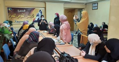 قومى المرأة بالبحيرة يدرب الفتيات على إقامة مشروعات صغيرة.. صور 