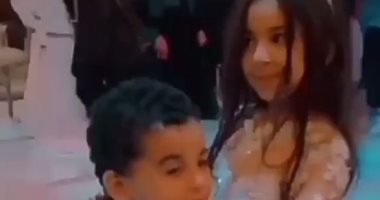 مكة محمد صلاح ترقص "سلو" مع ابن عمتها في حفل زفاف عمها .. فيديو