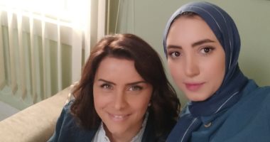 هبة حسن بـ"الحجاب" مع نور وخالد سليم فى كواليس مسلسل "جمال الحريم".. صور