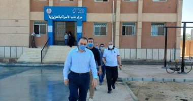 محافظ الشرقية يكافيء مسئولة إدارة التفتيش المالى بطب الأسرة بالعزيزية