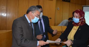 محافظ المنيا يكرم فرق الصيادلة بالمستشفيات المركزية والحميات والصدر والعزل 