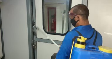 السكة الحديد تعلن استمرار تعقيم المحطات والقطارات ضد كورونا.. صور