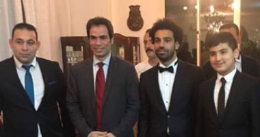 أحمد المسلمانى بعد صورته مع محمد صلاح فى زفاف شقيق نجم المنتخب: أنا بخير