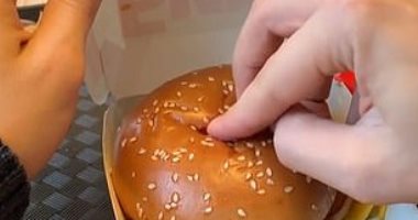 سخرية من شاب روسى وضع خاتم فى "ساندوتش" ليعرض الزواج على صديقته.. فيديو