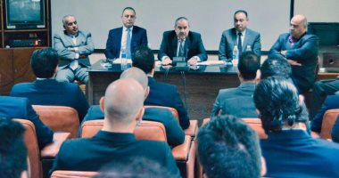وزير الطيران المدنى يلتقى طيارى "مصر للطيران" الجدد