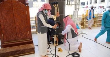تعقيم منبر الخطيب بالمسجد الحرام قبل صلاة الجمعة للوقاية من كورونا.. صور