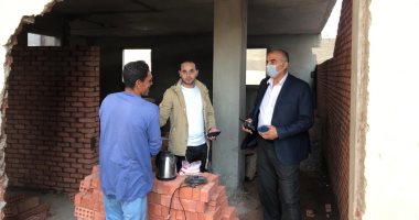 رئيس حى الدقى يقود حملة لوقف أعمال بناء مخالف ويهدم حائط.. صور