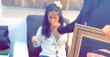 تقبيل وبكاء..تفاصيل الفيديو المتداول لطفلة سعودية تبكى مع صورة ولى العهد