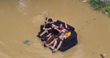 كوميديا وسط الأزمة.. فلبينيون يطفون بأريكة على مياه فيضان خلف إعصار.. فيديو