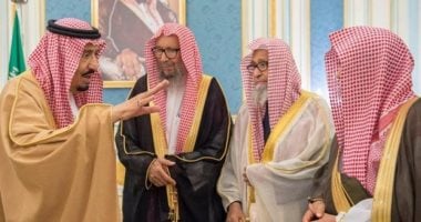 السعودية تضرب بيد من حديد على يد الإخوان وتكافح التطرف بالتوعية.. خطباء المساجد يحذرون من الجماعة ويعتبرون عناصرها من الخوارج.. "كبار العلماء": جماعة إرهابية تاريخها ملئ بالشرور والفتن.. ولا تمثل منهج الإسلام