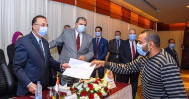 محافظ الإسكندرية ووزير القوى العاملة يسلمان 88 عقد عمل لذوى القدرات الخاصة